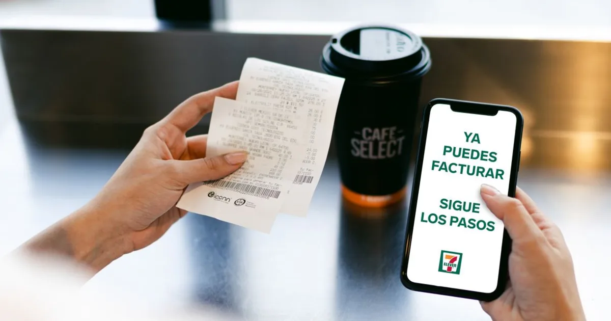Manos con tickets de compra y un celular con el logo de 7-Eleven y el texto "Ya puedes facturar, sigue los pasos"